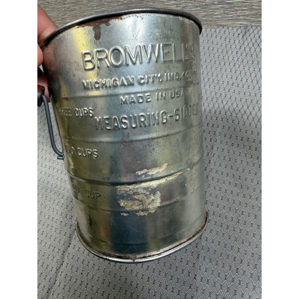 Vintage Bromwell's Measuring Hand Crank 3 Cup Metal Baking Sifter Collector Item